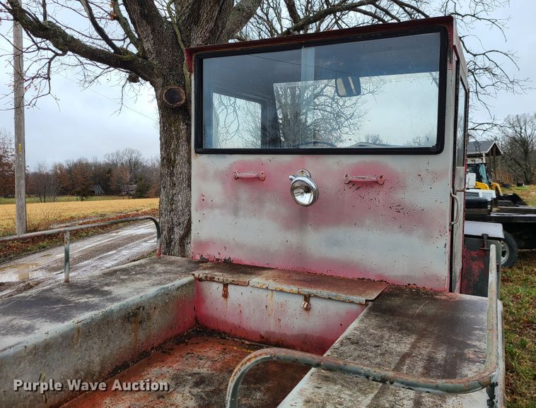 image for item IF9382 1976 American Coleman G40G  tug