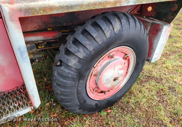 image for item IF9382 1976 American Coleman G40G  tug