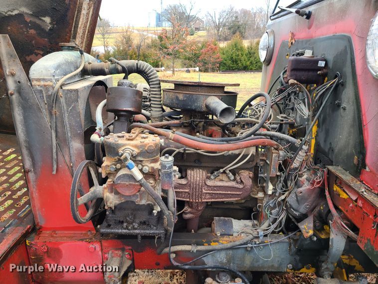 image for item IF9382 1976 American Coleman G40G  tug