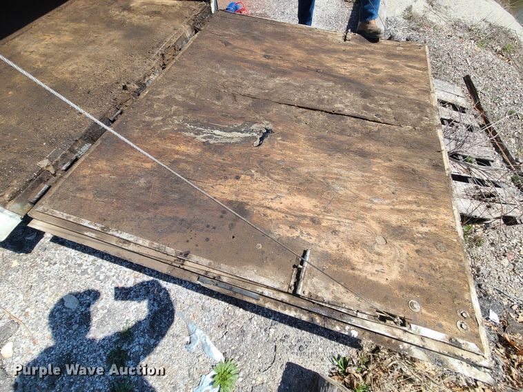 image for item IF9445 2002 Roadmaster  enclosed cargo trailer