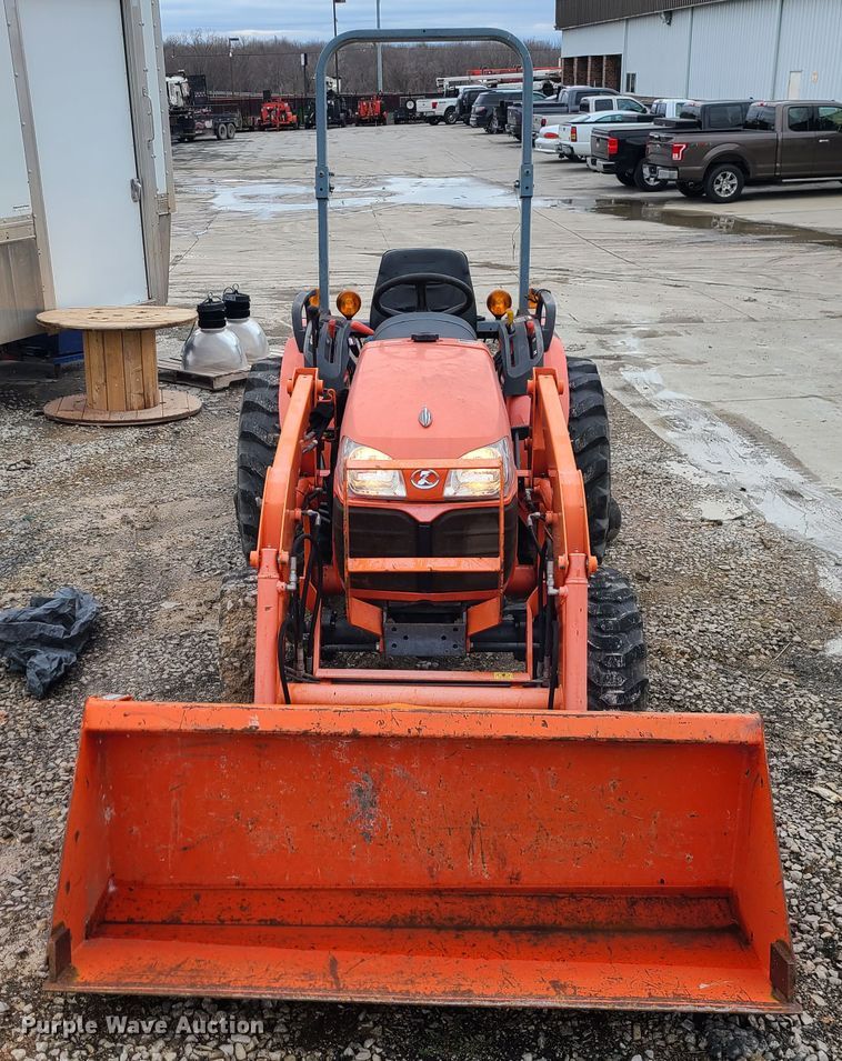 image for item IF9466 Kubota B3300SU  MFWD tractor