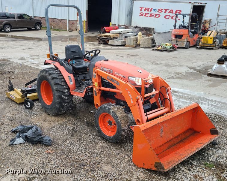 image for item IF9466 Kubota B3300SU  MFWD tractor