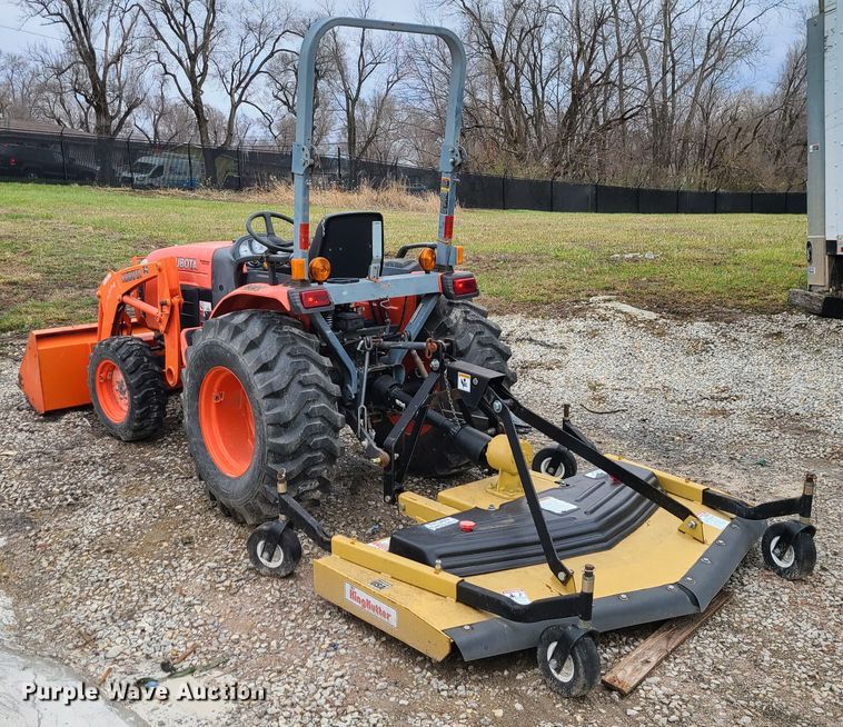 image for item IF9466 Kubota B3300SU  MFWD tractor