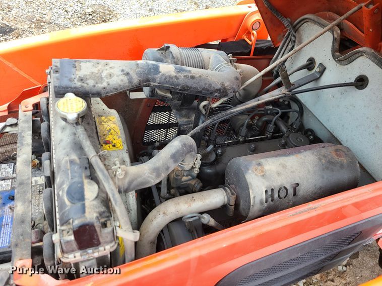 image for item IF9466 Kubota B3300SU  MFWD tractor