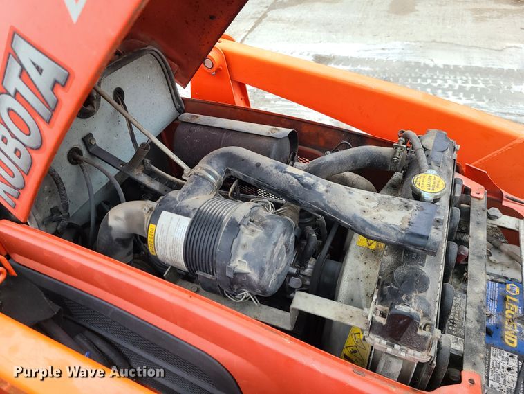 image for item IF9466 Kubota B3300SU  MFWD tractor