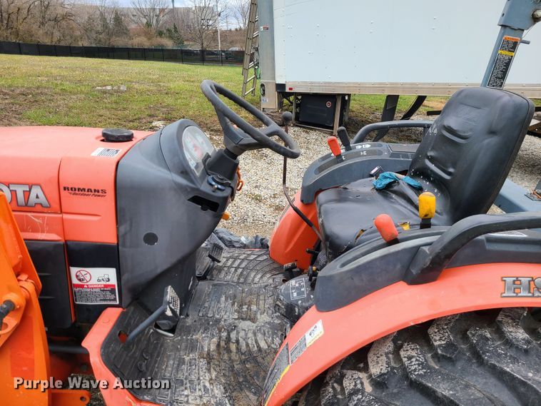 image for item IF9466 Kubota B3300SU  MFWD tractor
