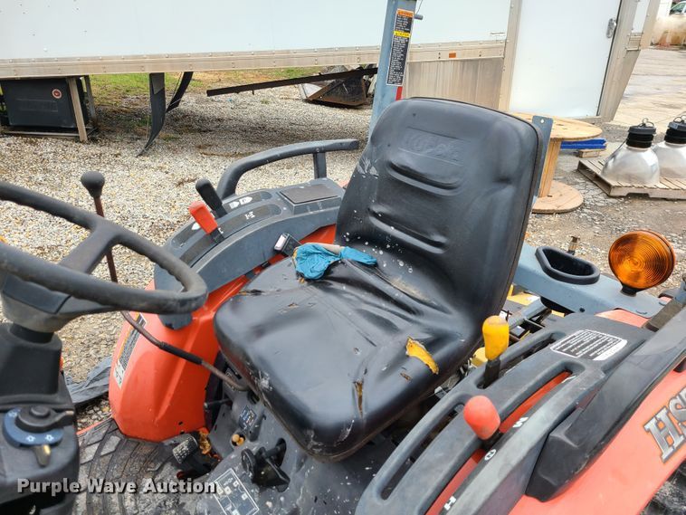 image for item IF9466 Kubota B3300SU  MFWD tractor