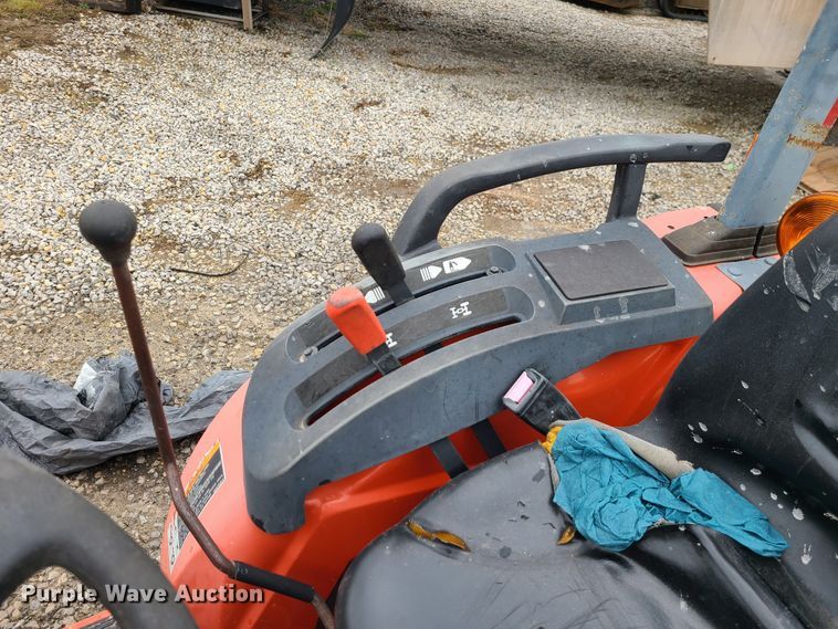 image for item IF9466 Kubota B3300SU  MFWD tractor