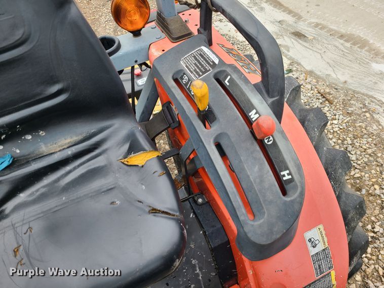 image for item IF9466 Kubota B3300SU  MFWD tractor