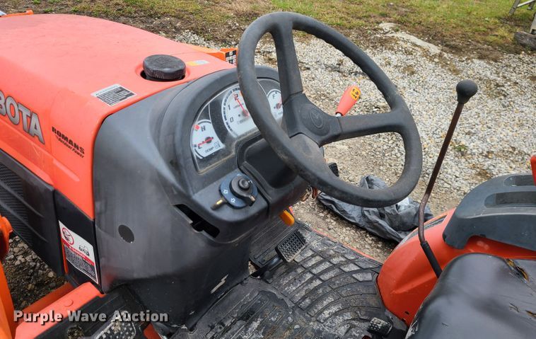 image for item IF9466 Kubota B3300SU  MFWD tractor