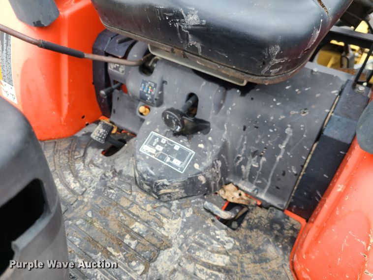 image for item IF9466 Kubota B3300SU  MFWD tractor