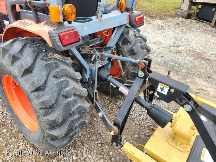 image for item IF9466 Kubota B3300SU  MFWD tractor