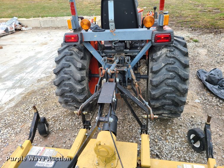 image for item IF9466 Kubota B3300SU  MFWD tractor