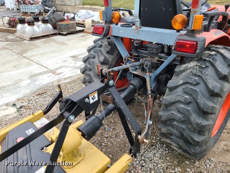 image for item IF9466 Kubota B3300SU  MFWD tractor