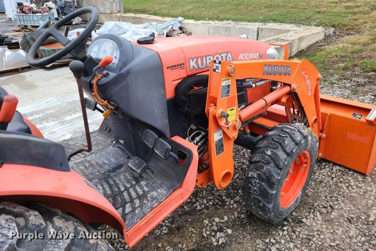 image for item IF9466 Kubota B3300SU  MFWD tractor