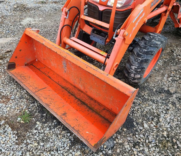 image for item IF9466 Kubota B3300SU  MFWD tractor