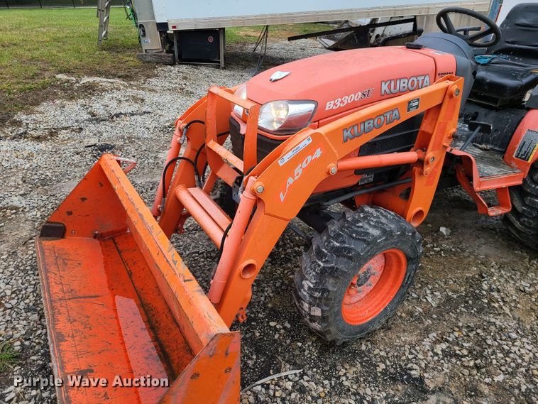 image for item IF9466 Kubota B3300SU  MFWD tractor