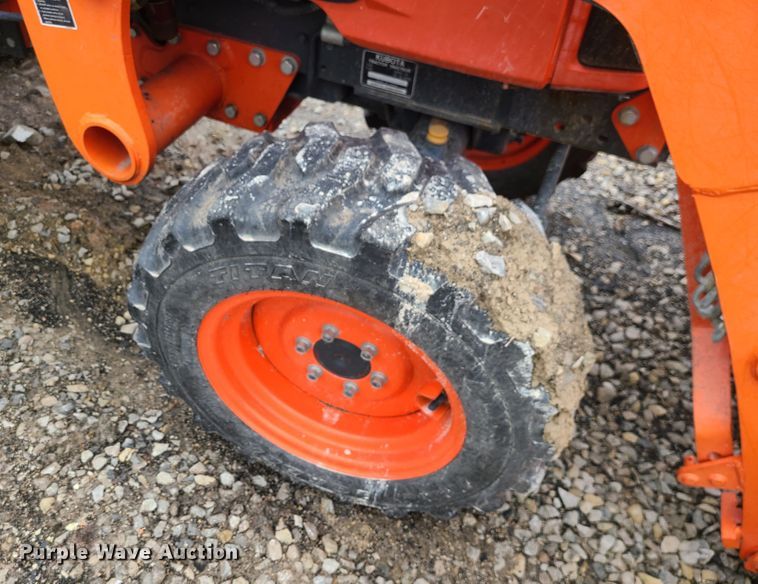 image for item IF9466 Kubota B3300SU  MFWD tractor