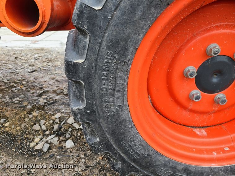 image for item IF9466 Kubota B3300SU  MFWD tractor