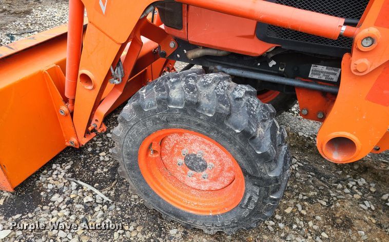 image for item IF9466 Kubota B3300SU  MFWD tractor