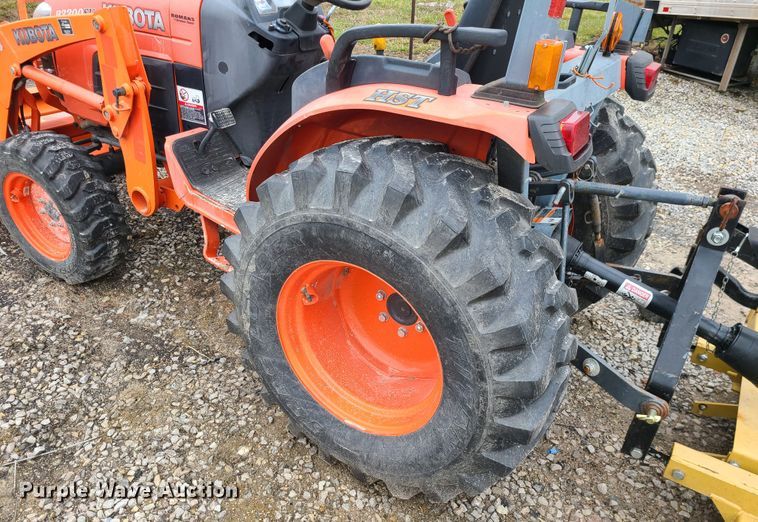 image for item IF9466 Kubota B3300SU  MFWD tractor