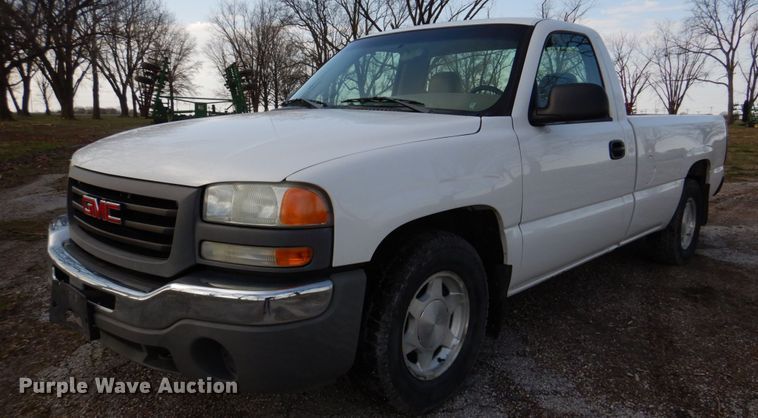 image for item IM9692 2004 GMC Sierra 1500  pickup truck