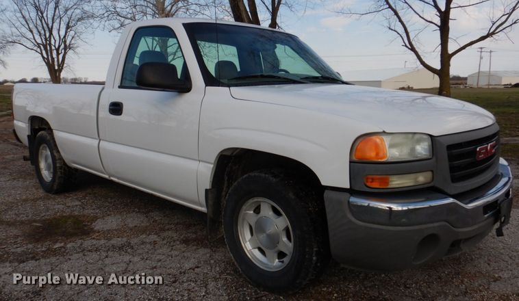 image for item IM9692 2004 GMC Sierra 1500  pickup truck