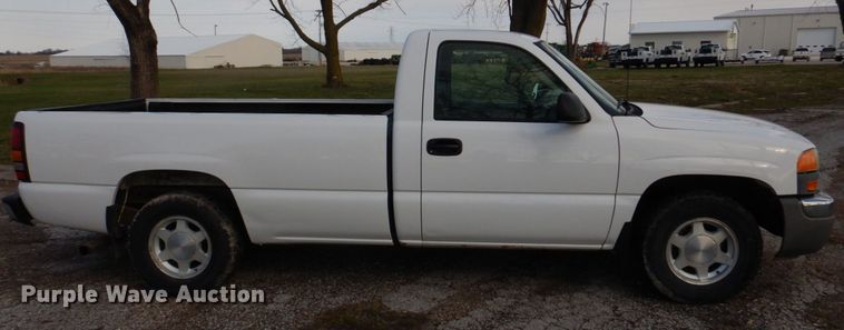 image for item IM9692 2004 GMC Sierra 1500  pickup truck
