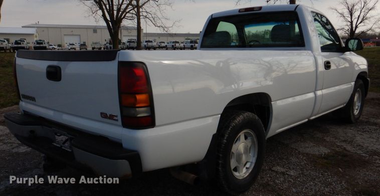 image for item IM9692 2004 GMC Sierra 1500  pickup truck