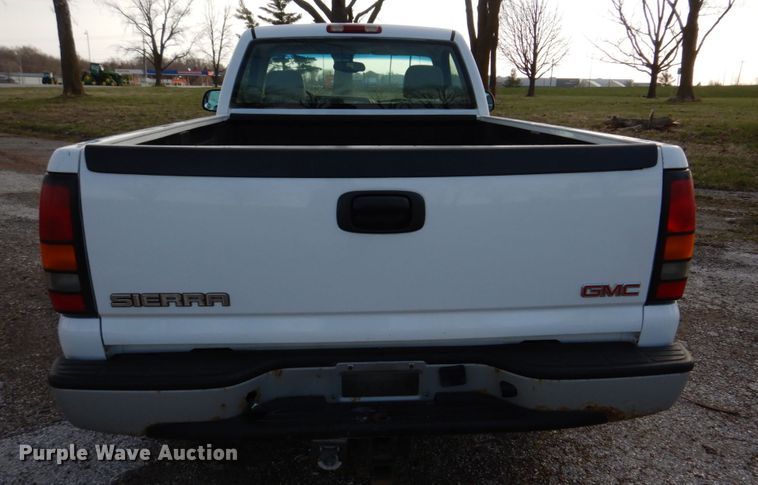 image for item IM9692 2004 GMC Sierra 1500  pickup truck