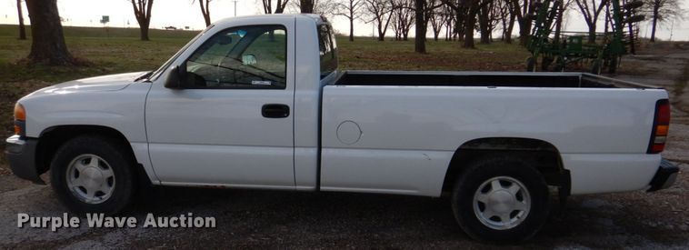 image for item IM9692 2004 GMC Sierra 1500  pickup truck