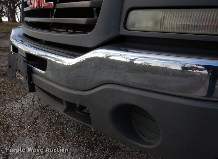 image for item IM9692 2004 GMC Sierra 1500  pickup truck