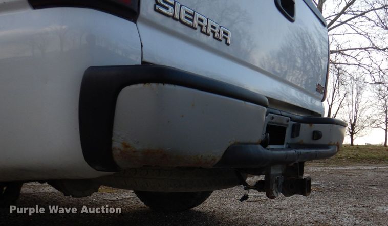 image for item IM9692 2004 GMC Sierra 1500  pickup truck