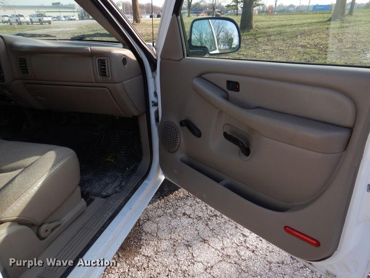 image for item IM9692 2004 GMC Sierra 1500  pickup truck