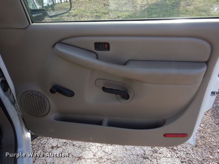 image for item IM9692 2004 GMC Sierra 1500  pickup truck