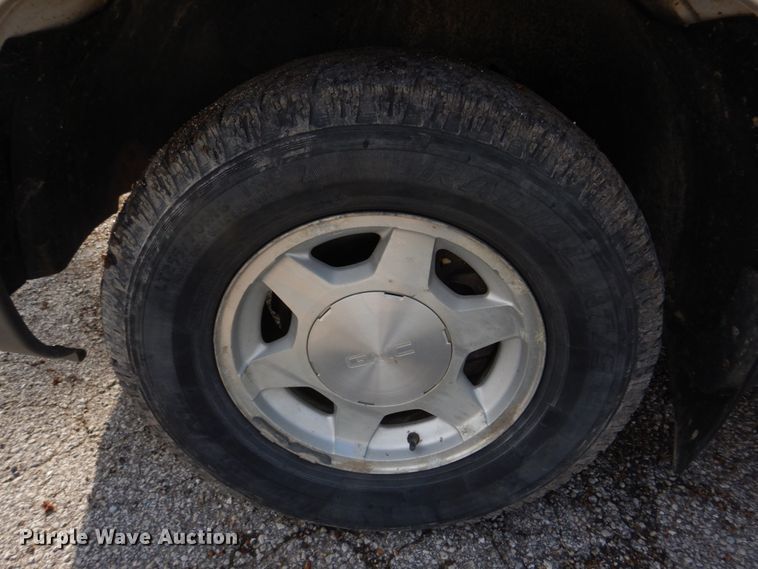 image for item IM9692 2004 GMC Sierra 1500  pickup truck