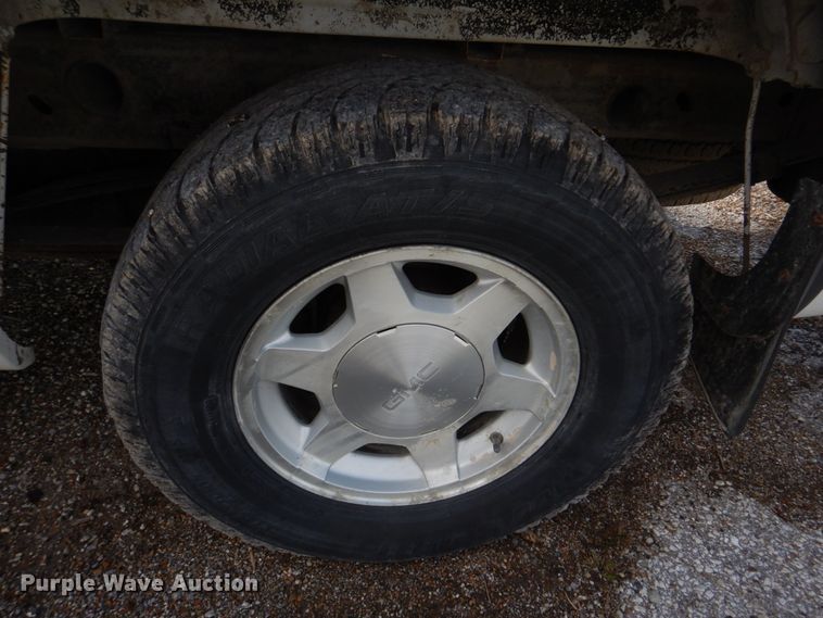 image for item IM9692 2004 GMC Sierra 1500  pickup truck