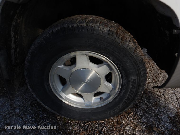 image for item IM9692 2004 GMC Sierra 1500  pickup truck