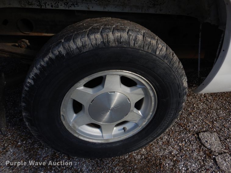 image for item IM9692 2004 GMC Sierra 1500  pickup truck