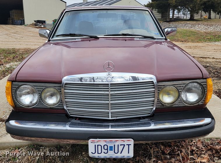 image for item JE9940 1982 Mercedes Benz 300CD