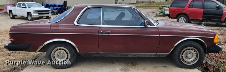 image for item JE9940 1982 Mercedes Benz 300CD