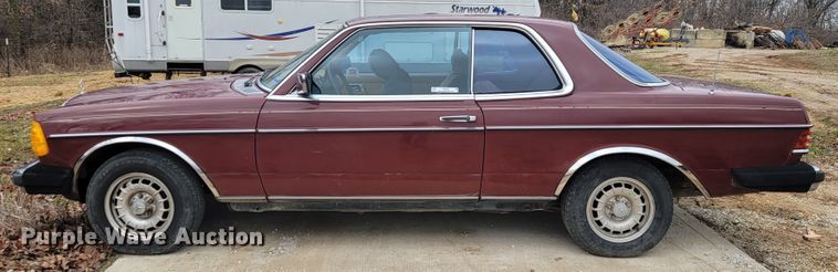 image for item JE9940 1982 Mercedes Benz 300CD