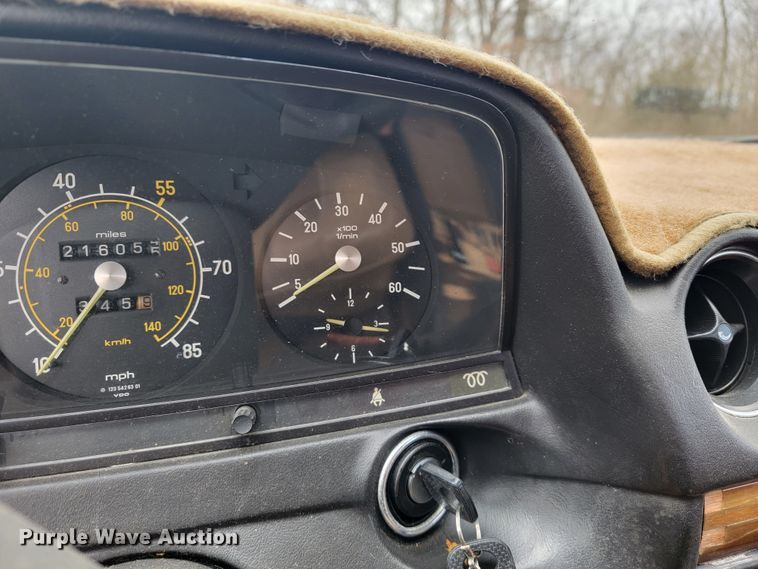 image for item JE9940 1982 Mercedes Benz 300CD