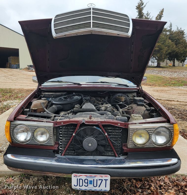 image for item JE9940 1982 Mercedes Benz 300CD