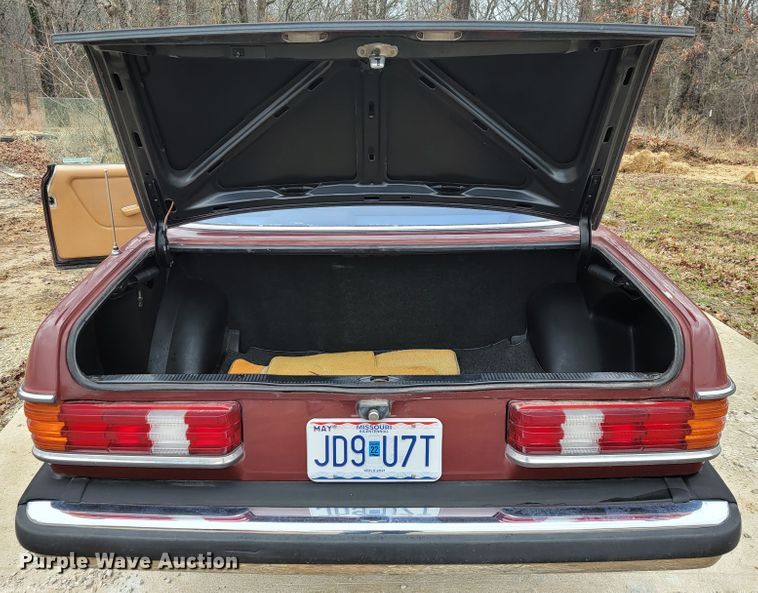 image for item JE9940 1982 Mercedes Benz 300CD