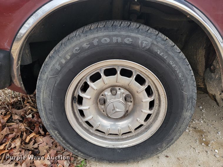 image for item JE9940 1982 Mercedes Benz 300CD