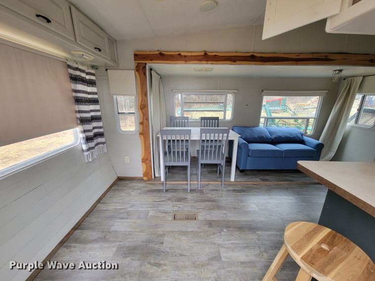 image for item JE9941 2004 Monaco Starwood  camper