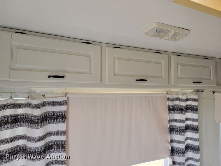 image for item JE9941 2004 Monaco Starwood  camper