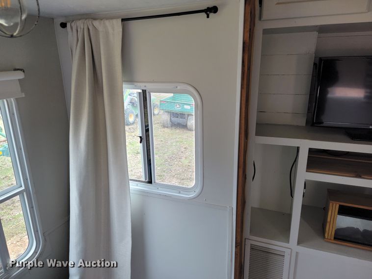 image for item JE9941 2004 Monaco Starwood  camper