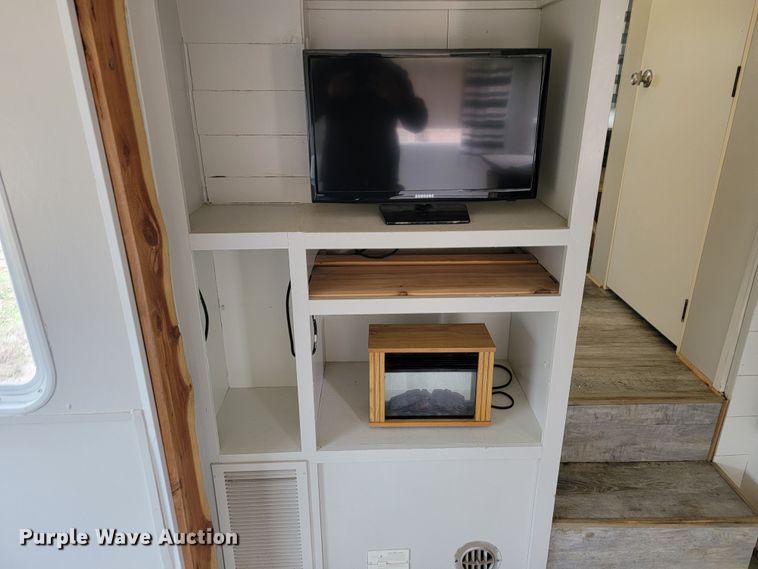 image for item JE9941 2004 Monaco Starwood  camper